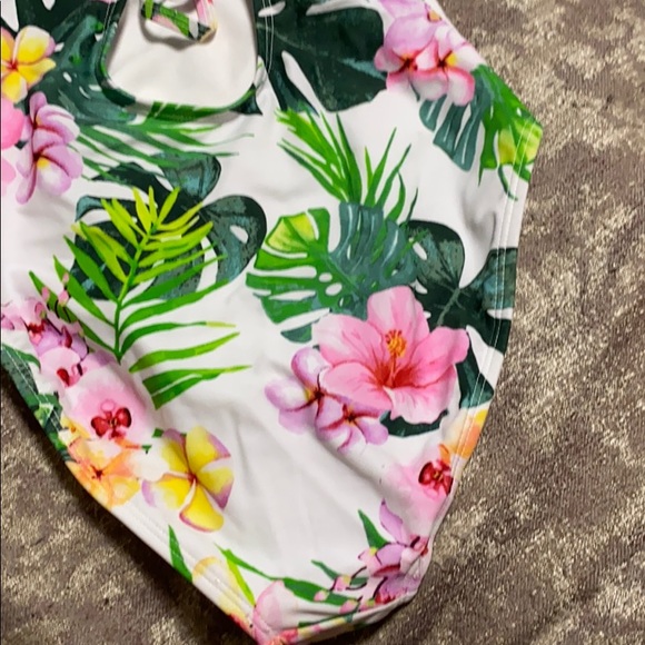 One pcs Ruffle Swimsuit - Picture 6 of 7